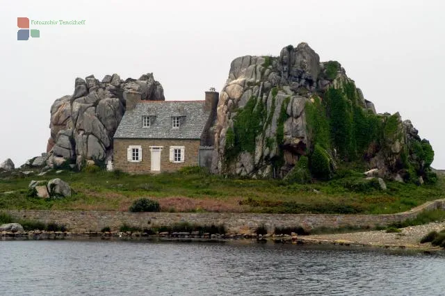 Protection without enclosure: a house between rocks.