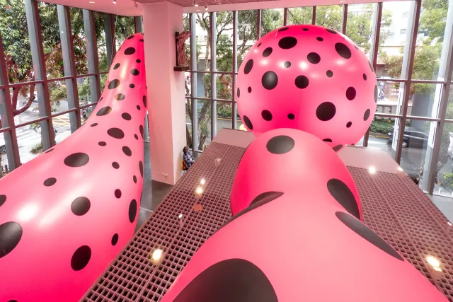 Dots Obsession 1998 / 2024 im oberen Stock der Universität