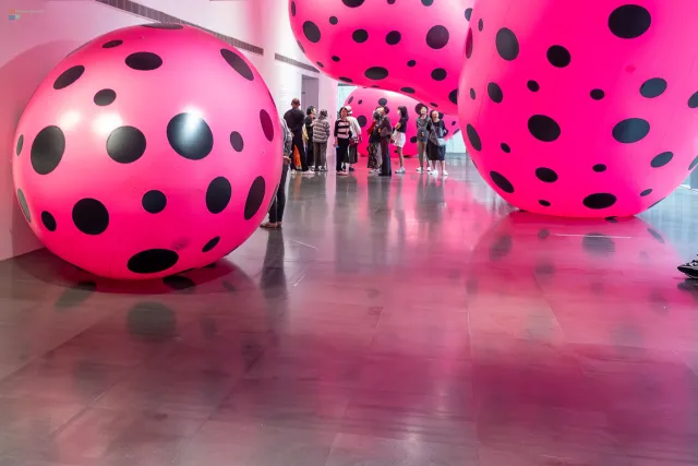 Große Dots kleine Menschen