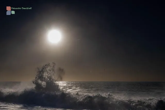 Der Atlantik greift nach der Sonne