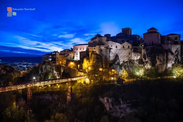 Blaue Stunde: Blick vom ehemaligen Kloster San Pablo über die Puente de San Pablo hinüber zur Altstadt.