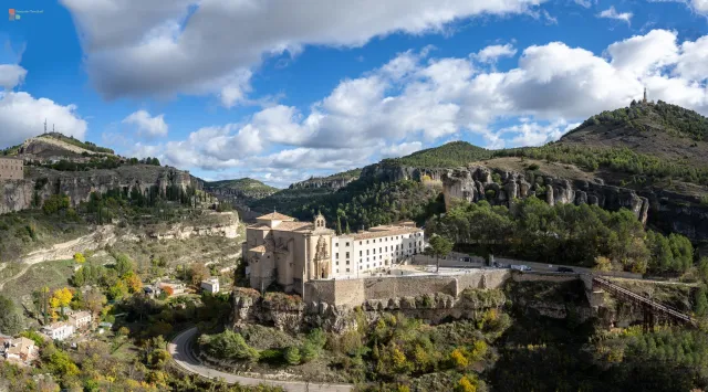 Panorama der Gegensätze: Kloster, Tal, Berg – und ganz oben eine kleine Geste Richtung Himmel.