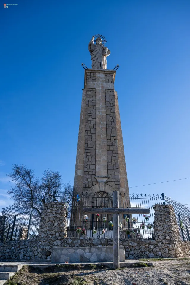 Von unten gesehen verliert die Figur ihr Maß. Der Blick folgt nach oben, der Zweifel bleibt unten zurück.