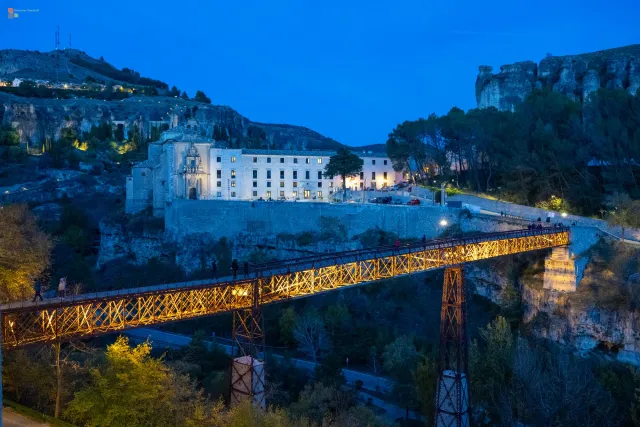 Die Brücke aus der Stadt gesehen: Stein trifft Himmel, und das Kloster wacht darüber wie ein Gedanke, der geblieben ist.