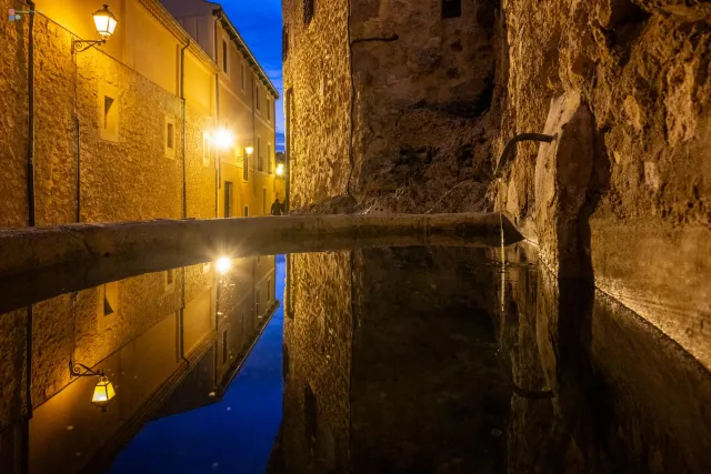 Nachts verdoppelt sich Cuenca. Laternen fallen ins Wasser – und das Licht bleibt einen Moment länger.