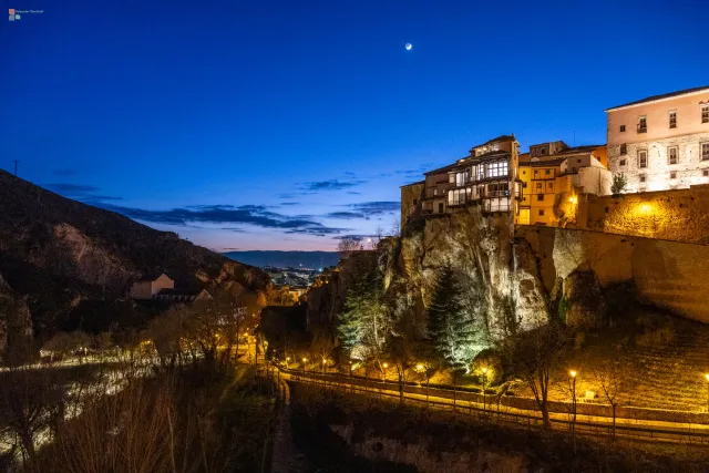 Zur Blauen Stunde beginnen die Häuser zu schweben. Nicht weil sie wollen, sondern weil der Fels es erlaubt.