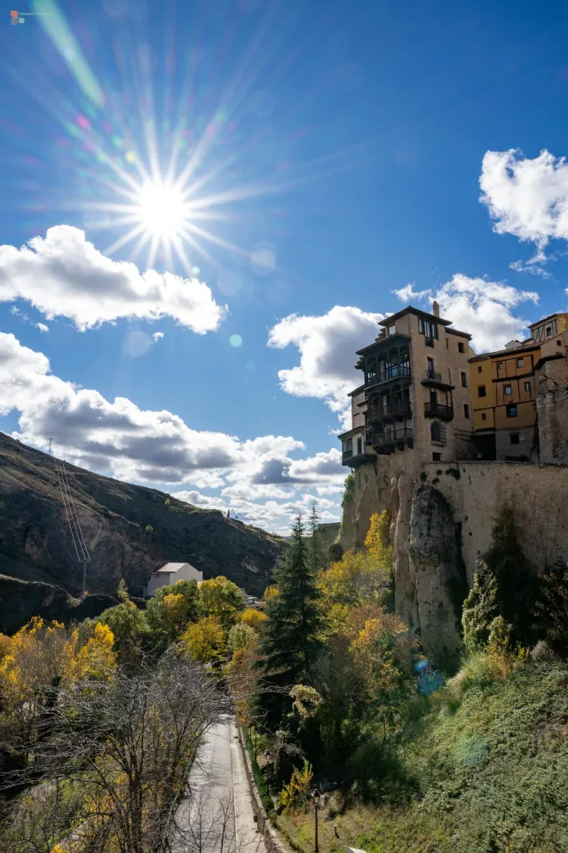 Die hängenden Häuser im Sonnenlicht, durchzogen von vielen Strahlen.