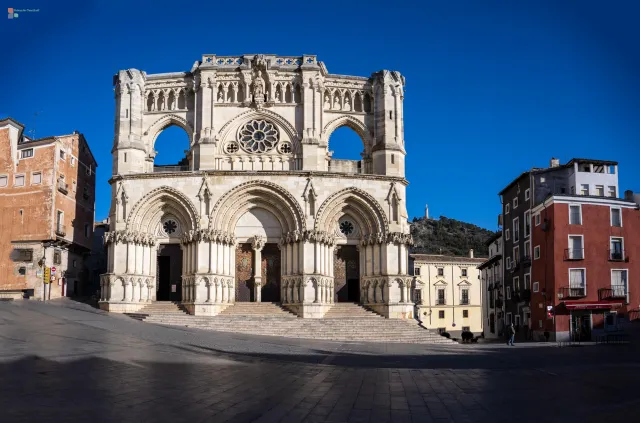 Der Dom steht still im Raum. Nicht schwer, nicht leicht – einfach da.