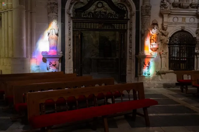 Im Inneren des Doms malt das Licht mit.