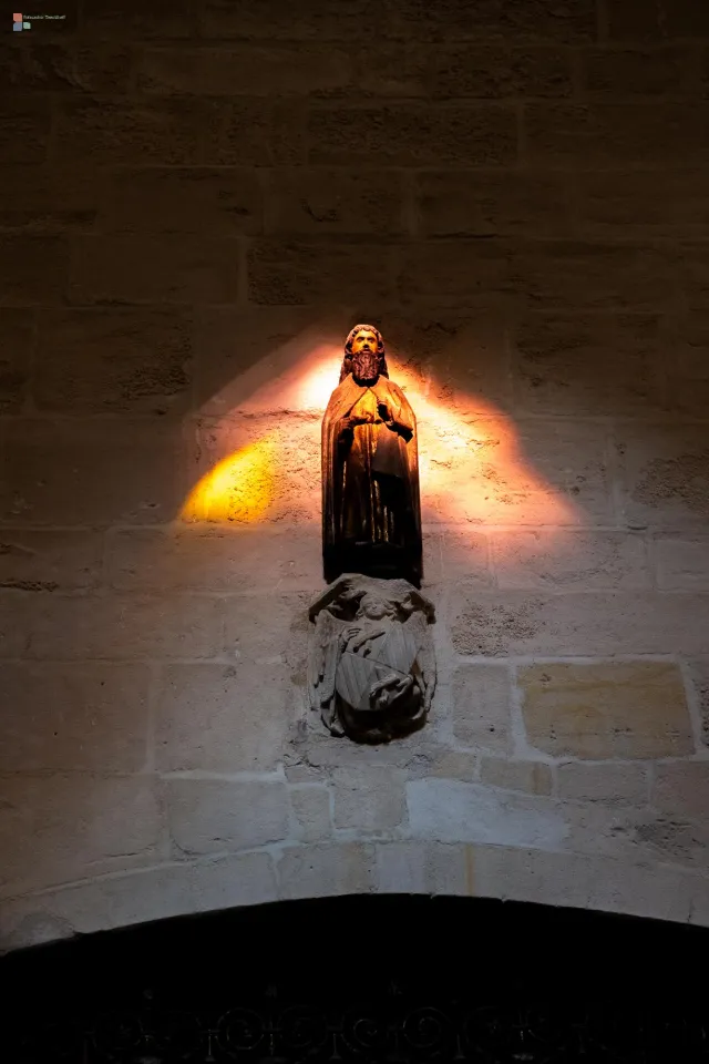 Einer Figur wachsen rote Flügel – nur für diesen Augenblick.