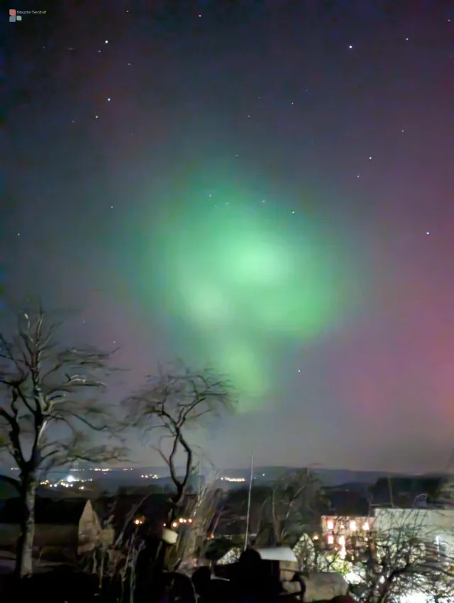 Ein grüner Lichtkreis formt sich am Himmel – wie eine geometrische Spur aus einem alten Alienfilm.