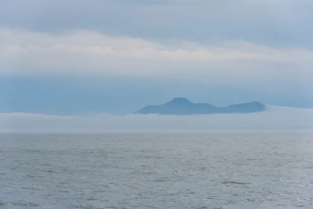 Kunashiri , die schwarze Insel im Nebel