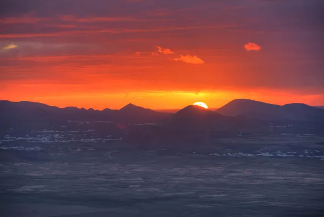 Sonnenuntergänge hinter den Vulkanen