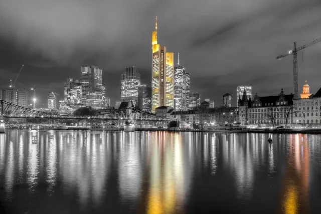 Frankfurt is reflected in the Main