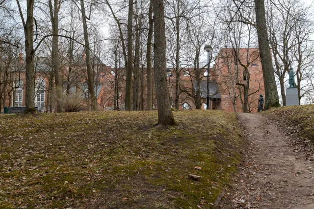 Path to the ruins of Tartu Cathedral