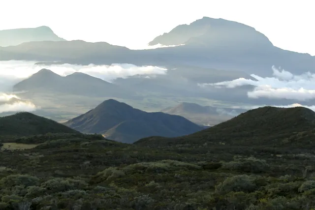 Die Vulkane von Reunion in den Wolken