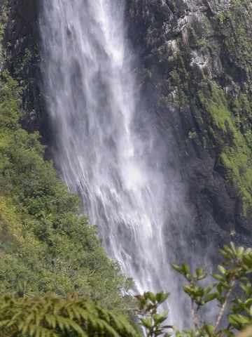 Wasserfälle in den tiefen Schluchten des Forêt de Bébour