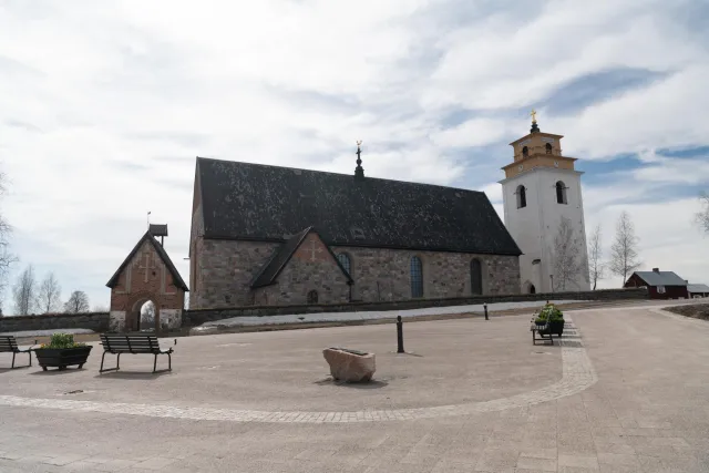 Die Steinkirche (Nederluleå) in Gammelstads kyrkstad aus dem 13. Jahrhundert 