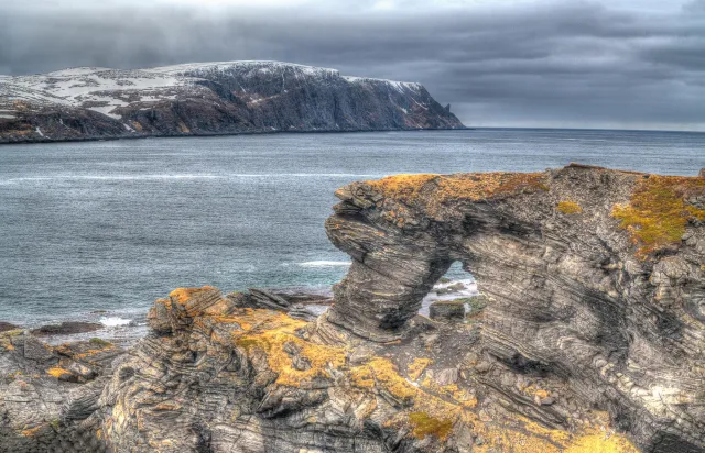 Kirkeporten bei Skarsvåg und Blick auf's Nordkaphorn in der Ferne