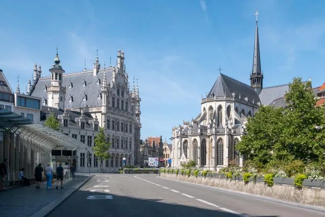 Gegenüber vom Rathaus in Löwen steht die spätgotische Sint Pieterskirche mit dem Abendmahlsaltar von Dierick Bouts, einem Maler der Flämischen Primitive.