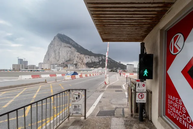 Einreise nach Gibraltar über die Start- und Landebahn des Flughafens