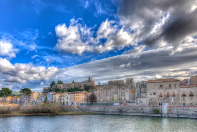 Castillo de la Suda und die Kathedrale von Tortosa über dem Fluss L'Ebre