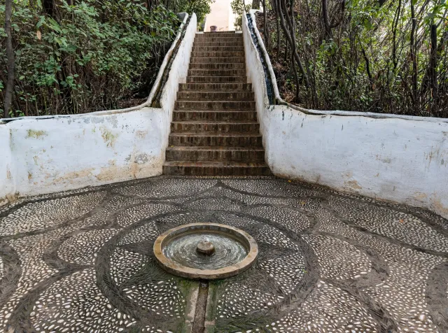 Kühlende Zuläufe auf den Mauern der Treppen