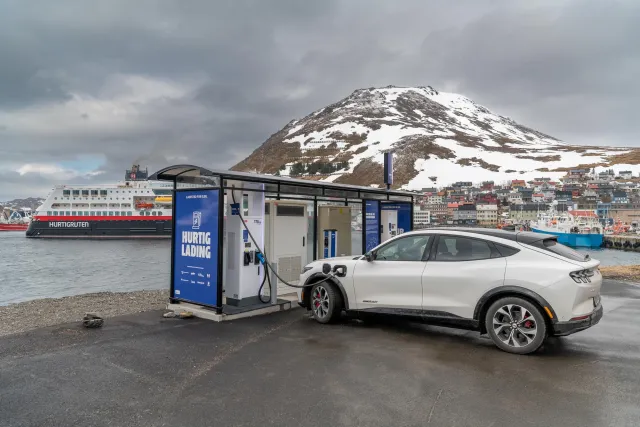 Hurtig Laden in Honningsvåg, letzte Schnellladestation vorm Nordkap in Norwegen