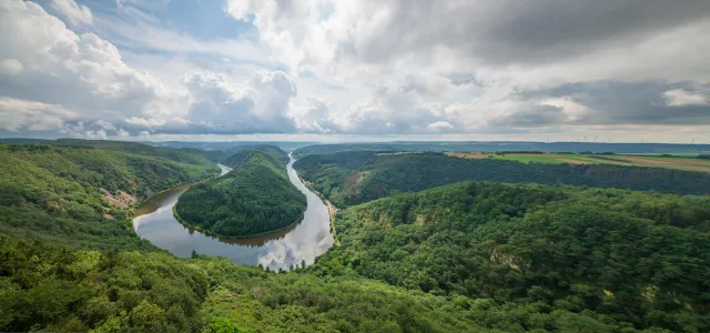 Panorama (aus zwei Aufnahmen) der Saarschleife