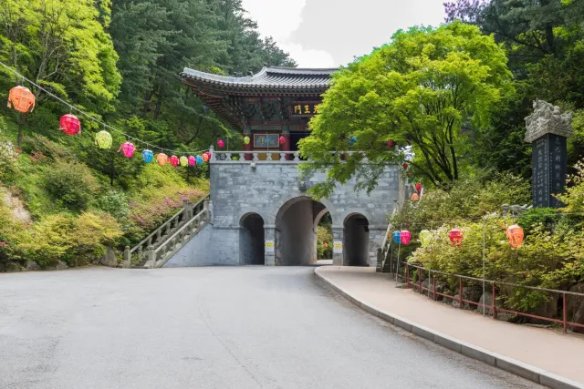 On the way to the entrance gate of the Guinsa Temple