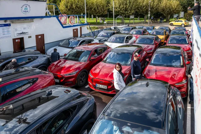 25 Mustangs on the Rhine