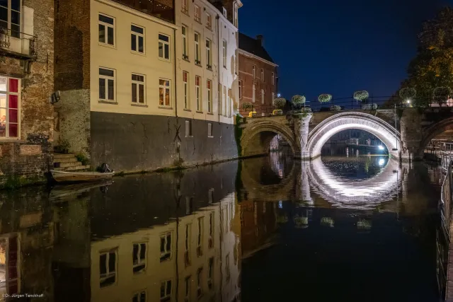 Brillenbrücke über die Dijle bei Nacht