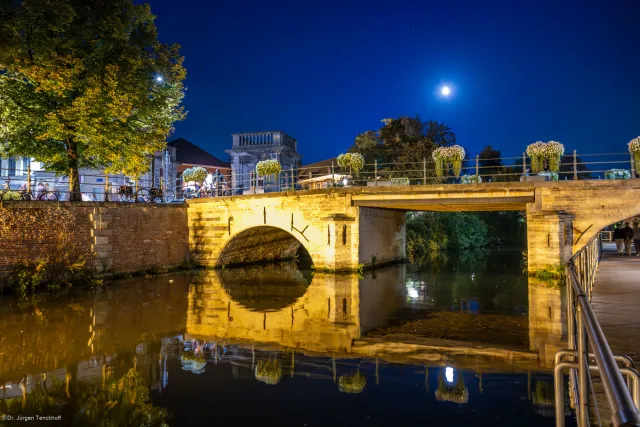 Brücke über die Dijle bei Nacht