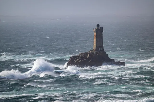 Der Leuchtturm Phare de la Vieille vor der Pointe du Raz