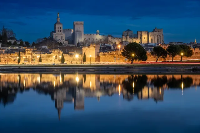 Der Palast von Avignon mit Spiegelung in der Rhône.