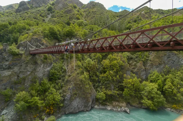 Kawarau Bridge, eine elegante Hängebrücke aus Stahl und Holz, über den türkisfarbenen Kawarau River