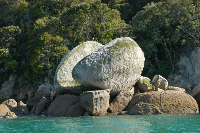 Der Split Apple Rock, eine spektakuläre Granitkugel, die in zwei Hälften gespalten ist