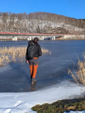 Das Eis hält bereits am Ufer der Talsperre Rauschenbach