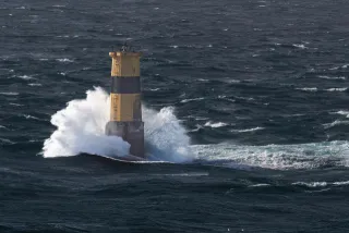 Der Leuchtturm Tourelle de la Plate vor der Pointe du Raz