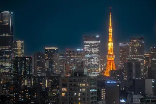 Blick vom 26. Stock des Hotels auf den Tokyo Tower bei Nacht