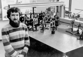 Jürgen Tenckhoff - 1979 im Optiklabor des Lehrstuhls für Theoretische E.-Technik der Ruhruniversität Bochum – mit seinem Aufbau zur Speckle-Interferometrie