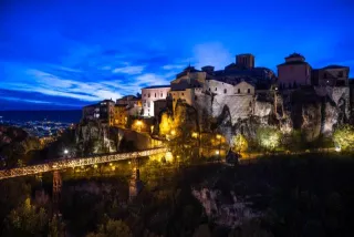 Blaue Stunde: Blick vom ehemaligen Kloster San Pablo über die Puente de San Pablo hinüber zur Altstadt.